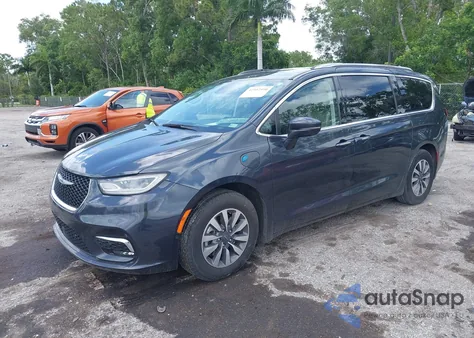 2021 Chrysler Pacifica Hybrid Touring L z USA, uszkodzony, nr VIN 2C4RC1L74MR586341